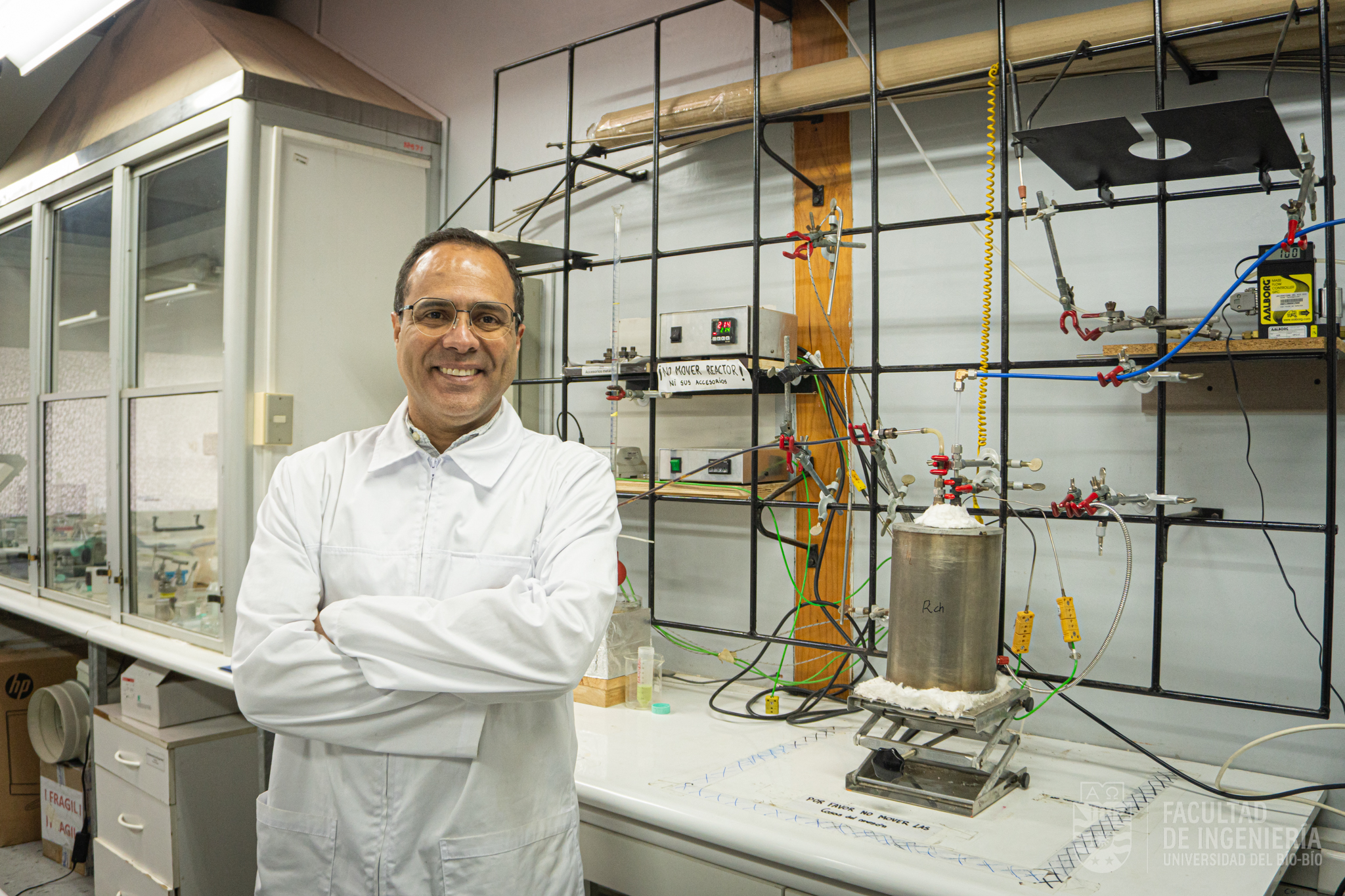 Investigador colombiano visita la UBB y aborda el potencial de las zeolitas naturales